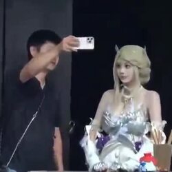 코스어 누나 곁에서 잔뜩 긴장한 남성