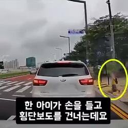 신호 무시하고 가다가 아이를 친 모닝.mp4