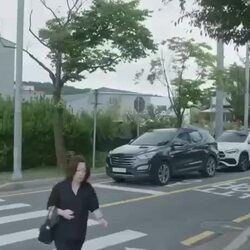 아줌마가 뒤에서 빵빵거리는 영상