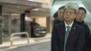 청와대 춘추관장, 보유 주택 불법 증축 의혹으로 징계 후 면직 처리