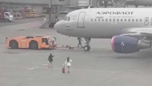이륙 직전 활주로로 달려든 승객들…국제공항 난동 소동