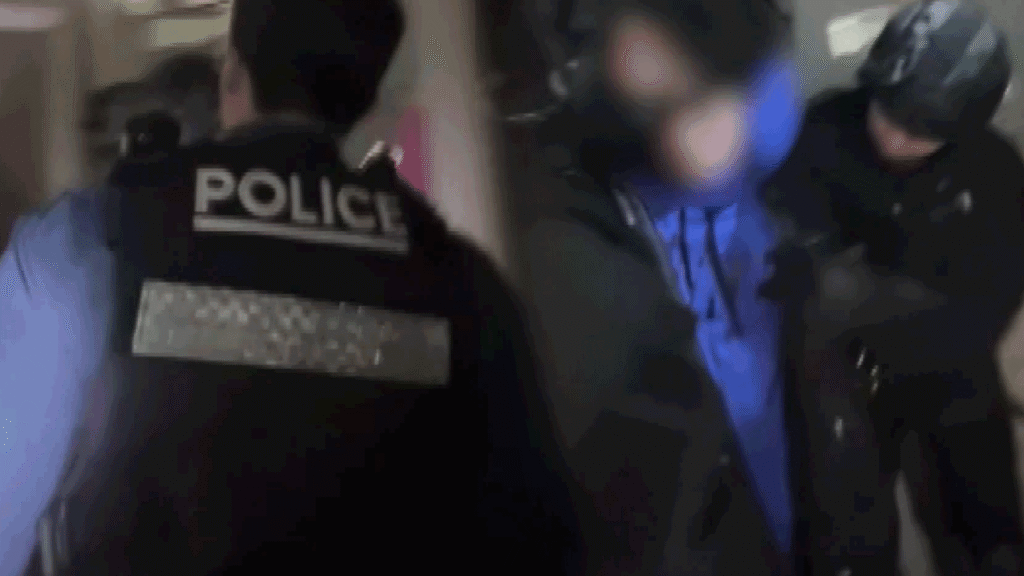 전기톱과 방패로 경찰에 저항한 20대, 특공대에 제압돼