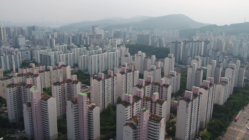 기업의 지역 경제 파급 효과: 동탄 집값 상승 vs 군산 쇠퇴 사례