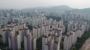 기업의 지역 경제 파급 효과: 동탄 집값 상승 vs 군산 쇠퇴 사례