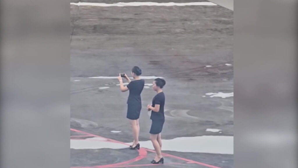 CNN, 북한 고려항공 승무원들의 일상 공개…셀카 찍는 모습도 포착