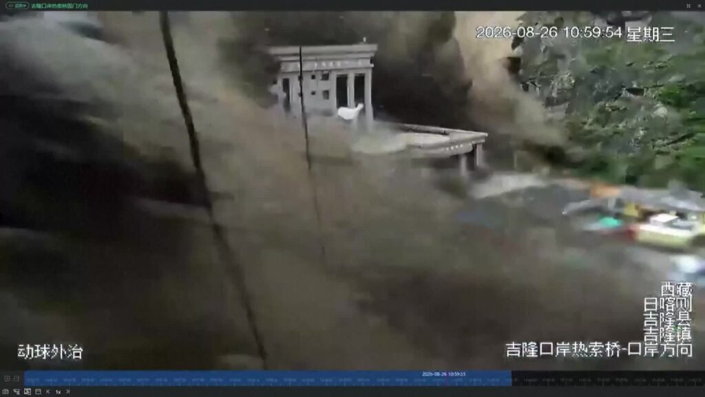 구름 한 점 없는 맑은 날, 시속 170km 돌풍 동반한 ‘돌연 홍수’ 발생
