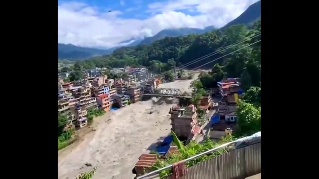 구름 한 점 없는 맑은 날, 시속 170km 돌풍 동반한 ‘돌연 홍수’ 발생