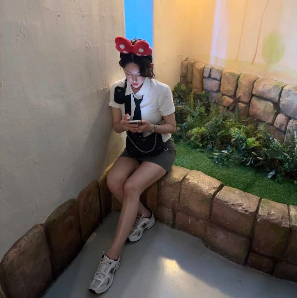 롯데월드 교복, 30대 누나에게도 잘 어울리네.jpg