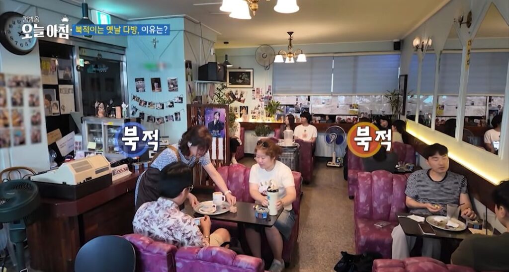 요즘 젊은 세대들에게 인기 있는 옛날 다방.jpg