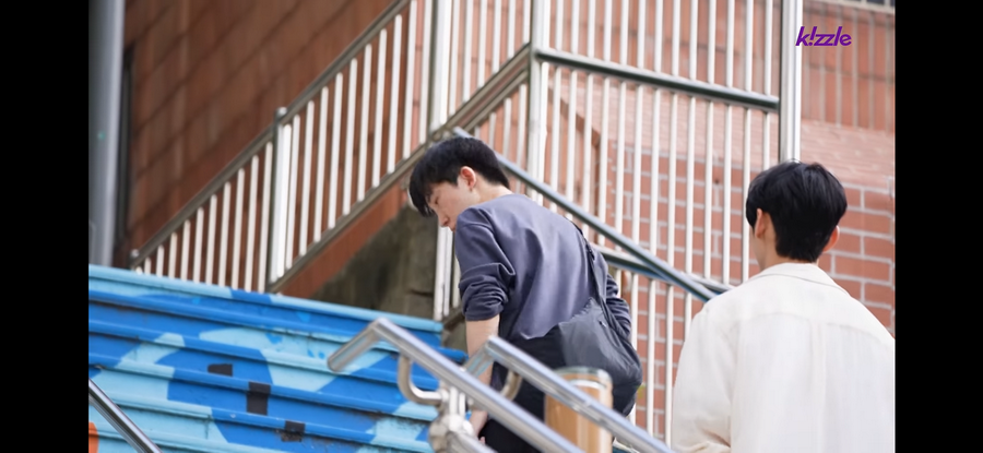 길을 막는 잘생긴 남자.jpg