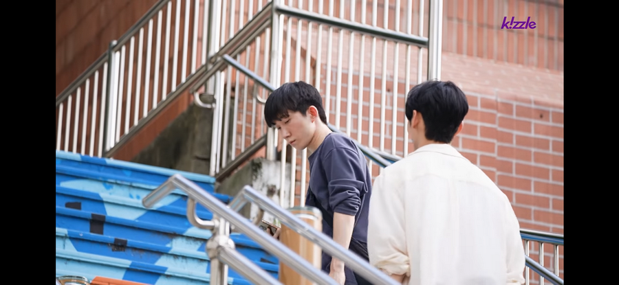 길을 막는 잘생긴 남자.jpg