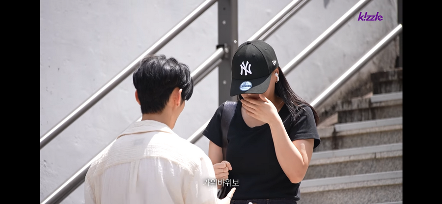 길을 막는 잘생긴 남자.jpg