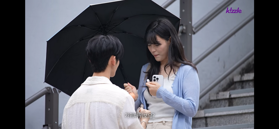 길을 막는 잘생긴 남자.jpg