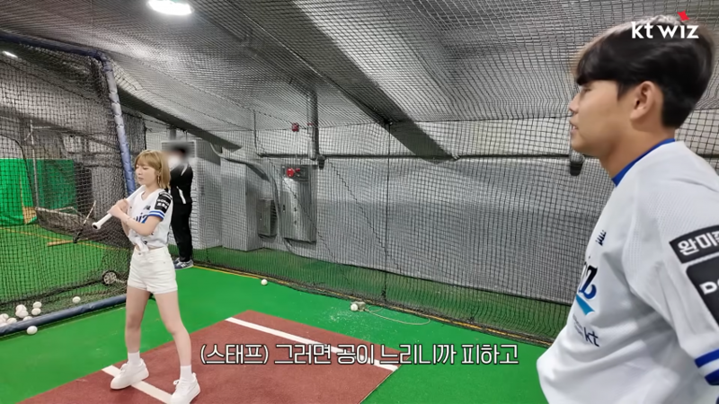 시구 배우러 온 아이돌한테 벤치클리어링 가르쳐 주는 선수