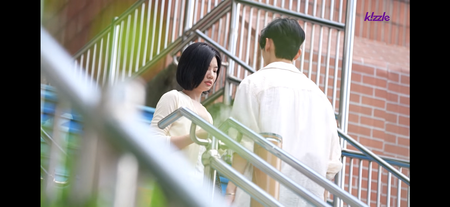 길을 막는 잘생긴 남자.jpg
