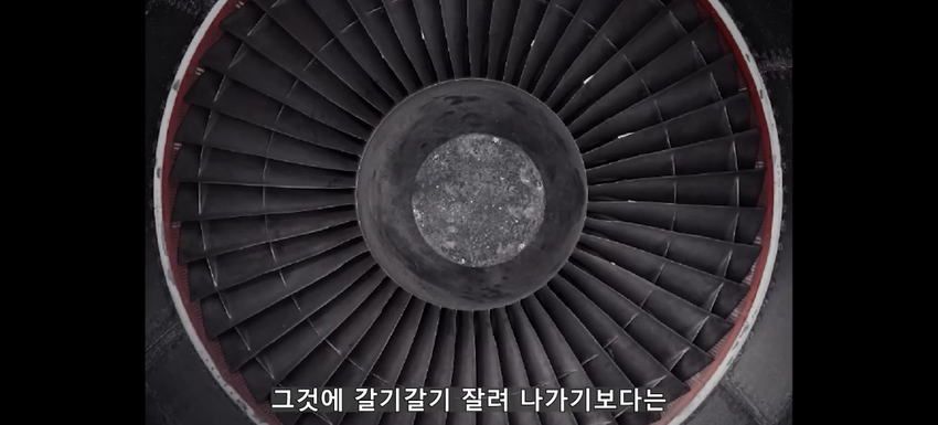 초대형 터빈에 빨려 들어간 남자에 대한 영상