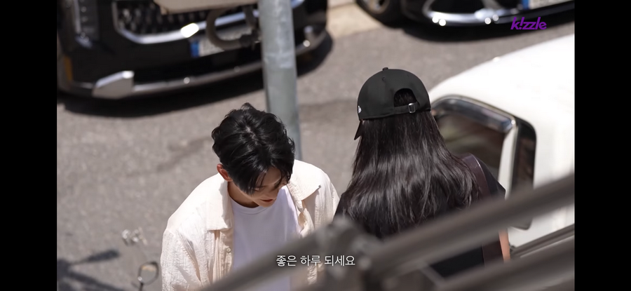 길을 막는 잘생긴 남자.jpg