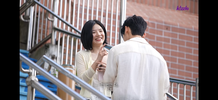 길을 막는 잘생긴 남자.jpg