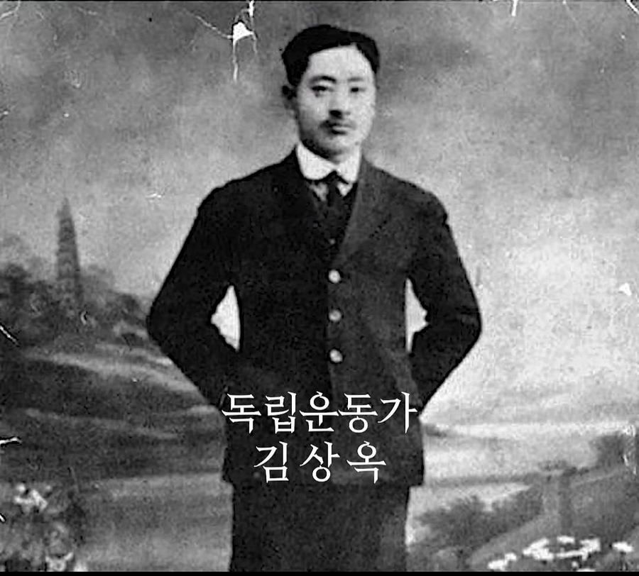 어느 독립운동가가 뒷짐을 지고 사진을 찍은 이유.jpg