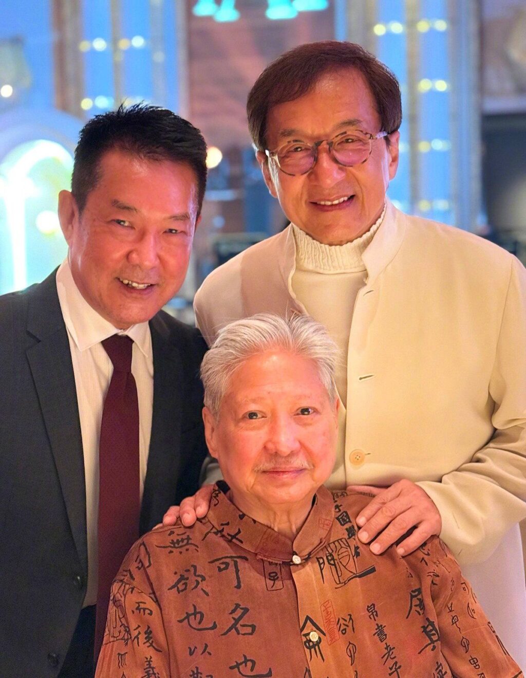 결혼식 참석해 같이 사진 찍은 성룡 원표 홍금보.JPG