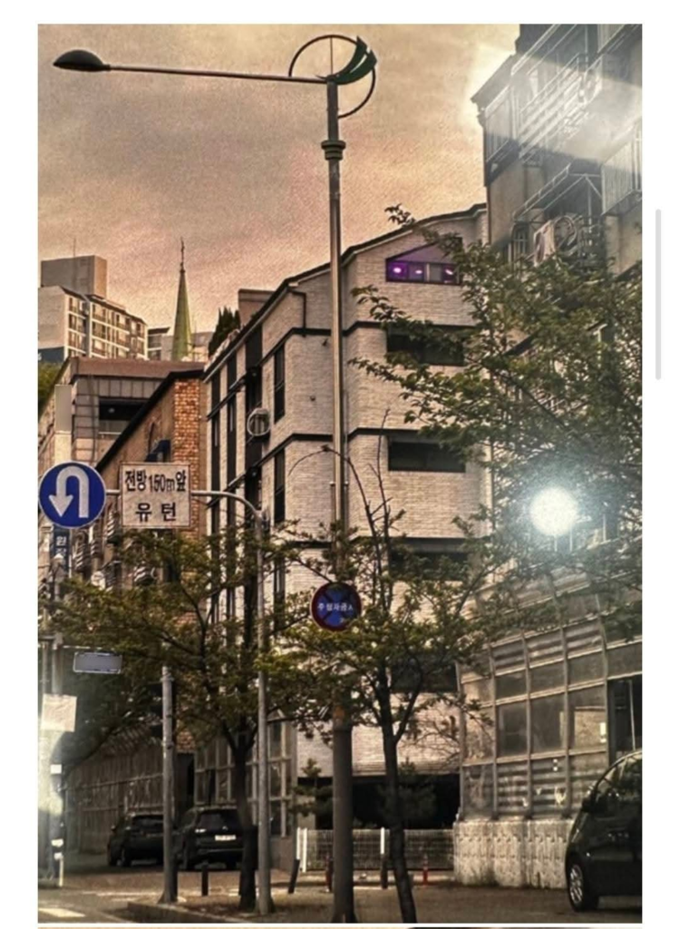 보라색 조명을 쓴다고 경찰에 신고당한 집