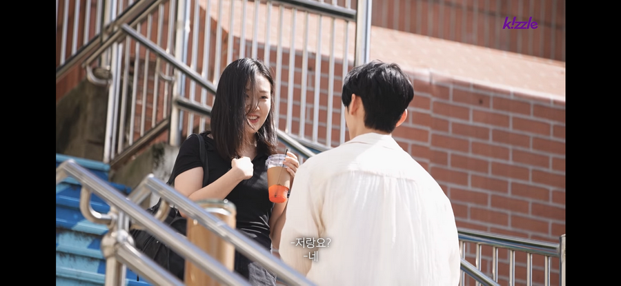 길을 막는 잘생긴 남자.jpg