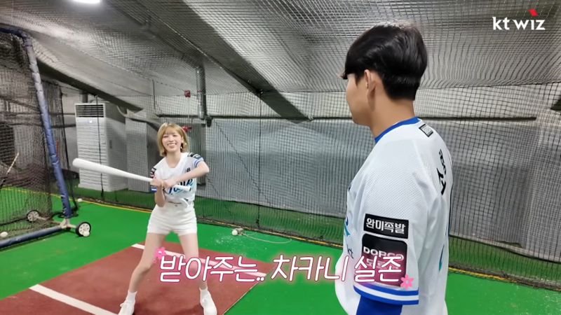 시구 배우러 온 아이돌한테 벤치클리어링 가르쳐 주는 선수