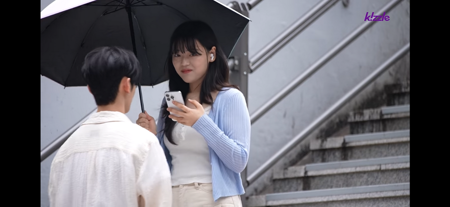 길을 막는 잘생긴 남자.jpg