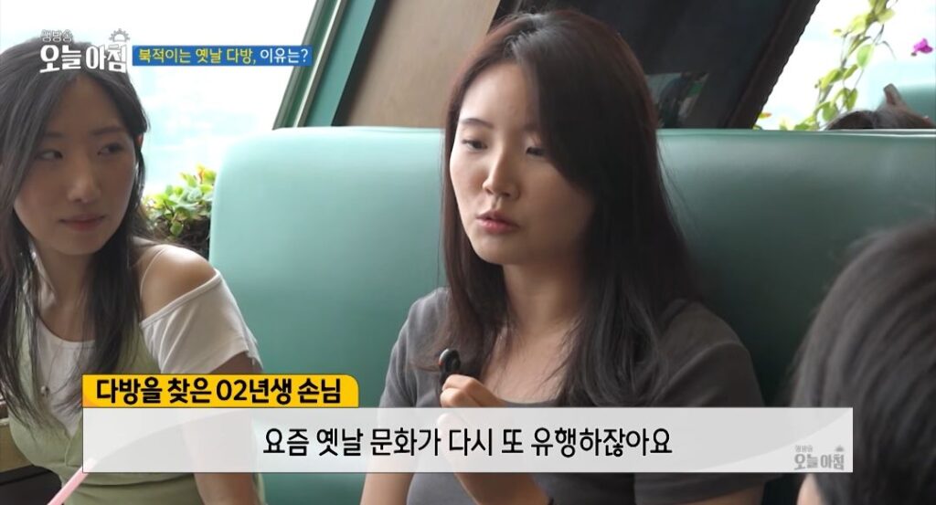 요즘 젊은 세대들에게 인기 있는 옛날 다방.jpg