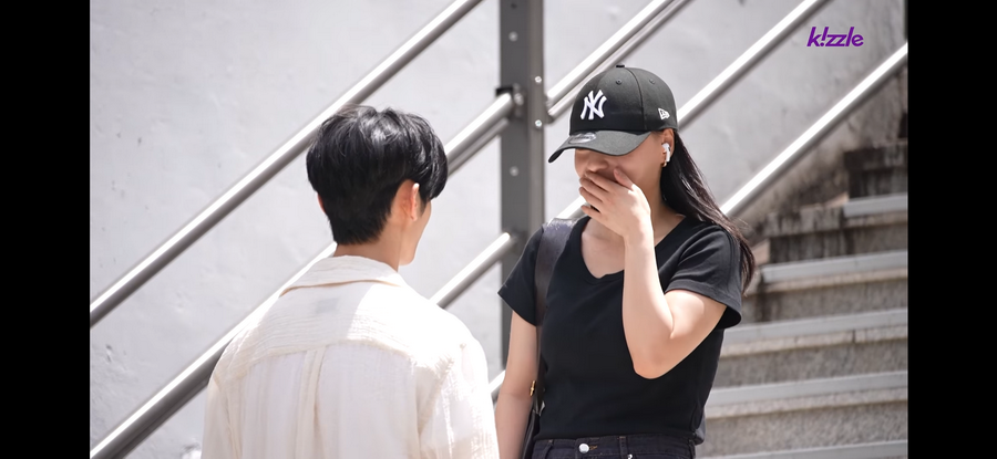 길을 막는 잘생긴 남자.jpg