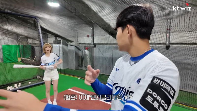 시구 배우러 온 아이돌한테 벤치클리어링 가르쳐 주는 선수