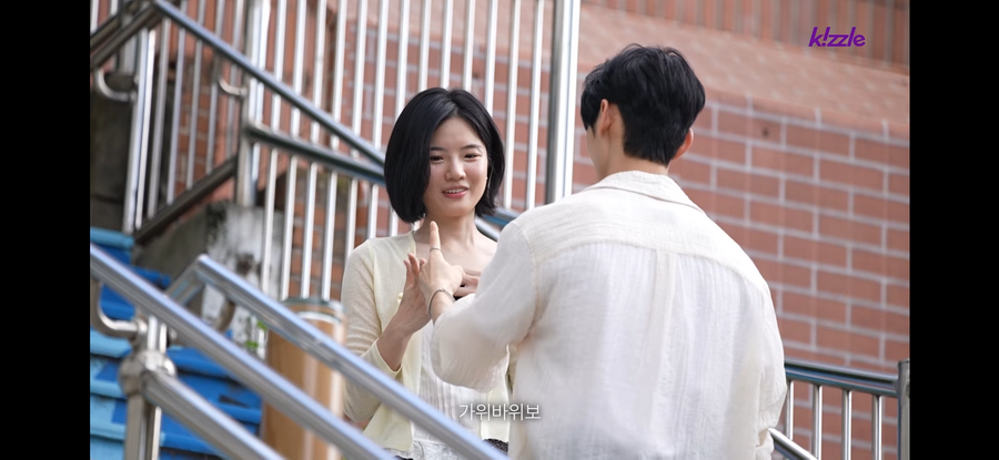 길을 막는 잘생긴 남자.jpg