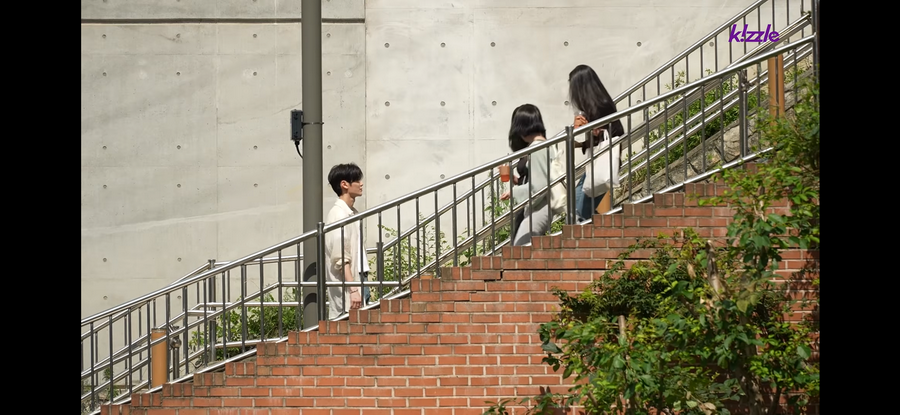 길을 막는 잘생긴 남자.jpg