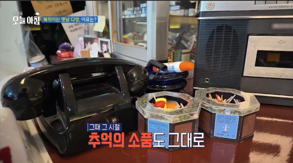 요즘 젊은 세대들에게 인기 있는 옛날 다방.jpg