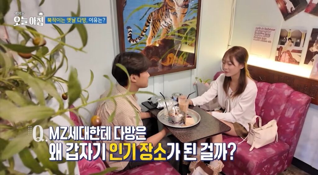 요즘 젊은 세대들에게 인기 있는 옛날 다방.jpg