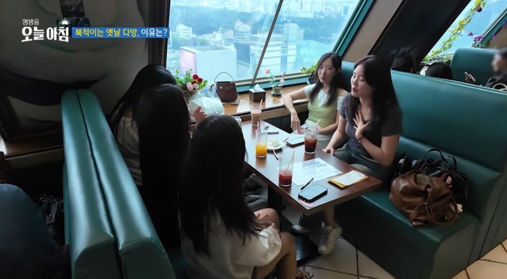요즘 젊은 세대들에게 인기 있는 옛날 다방.jpg