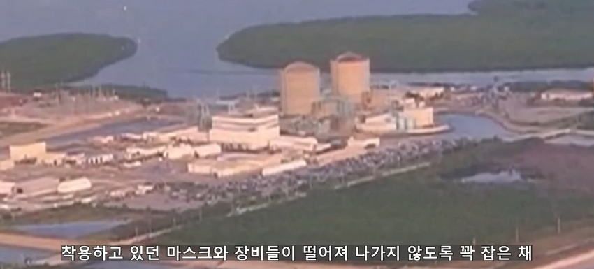 초대형 터빈에 빨려 들어간 남자에 대한 영상