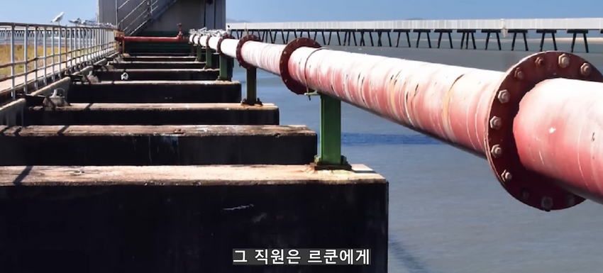 초대형 터빈에 빨려 들어간 남자에 대한 영상
