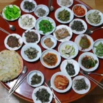 반찬 가짓수는 많은데, 뭔가 중심이 빠진 듯한 밥상.jpg