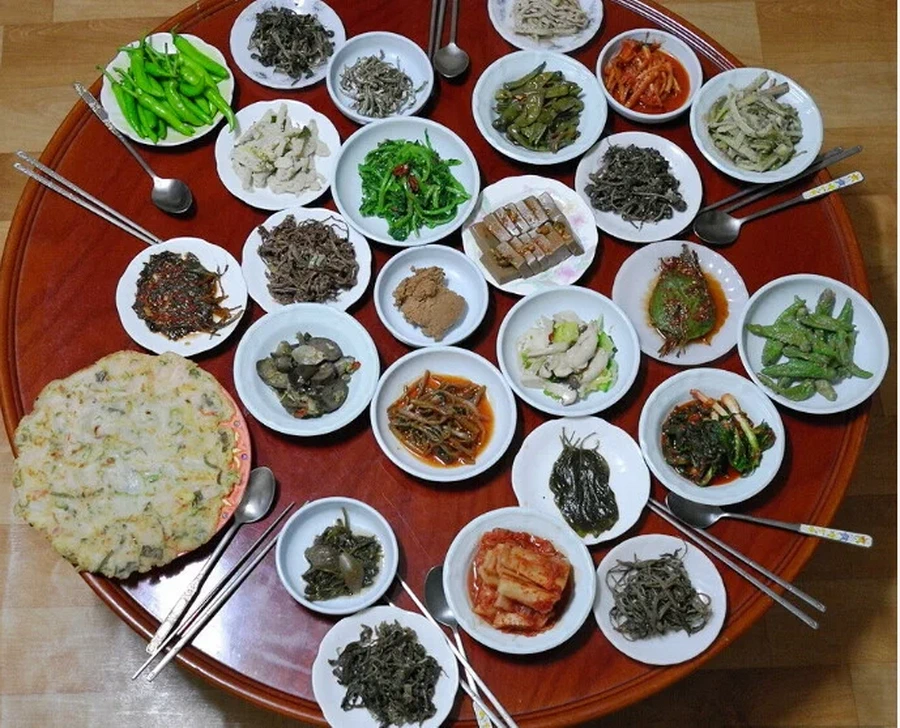 반찬 가짓수는 많은데, 뭔가 중심이 빠진 듯한 밥상.jpg