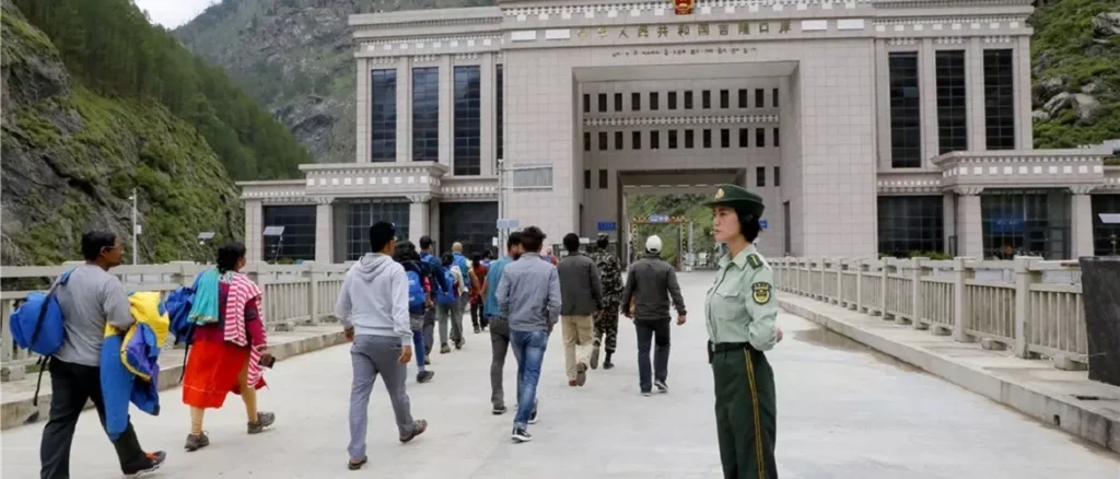 네팔-중국 국경 지룽현 검문소 산사태 발생 전후 사진 및 영상