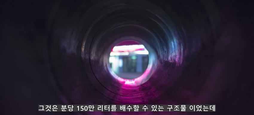 초대형 터빈에 빨려 들어간 남자에 대한 영상