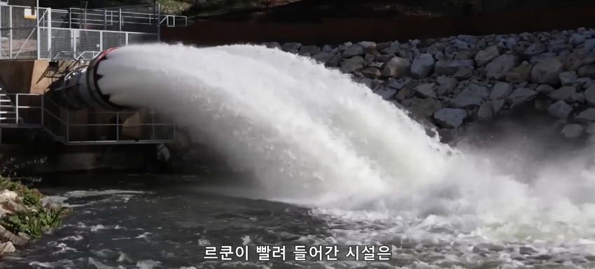 초대형 터빈에 빨려 들어간 남자에 대한 영상