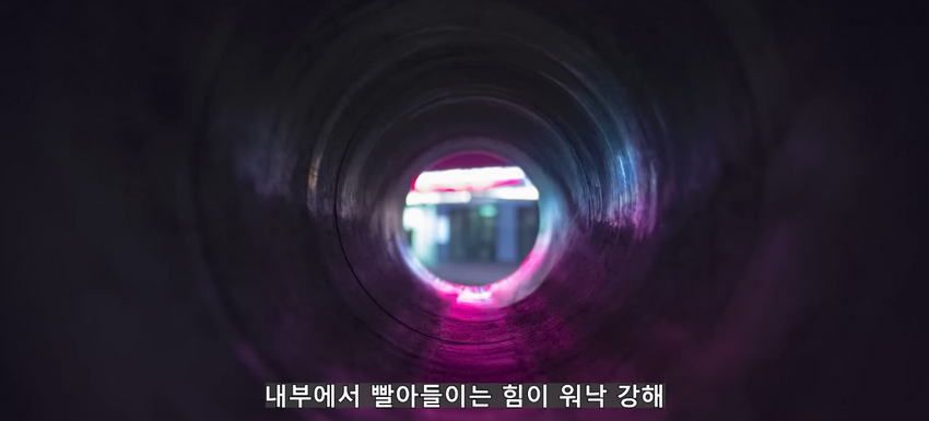 초대형 터빈에 빨려 들어간 남자에 대한 영상