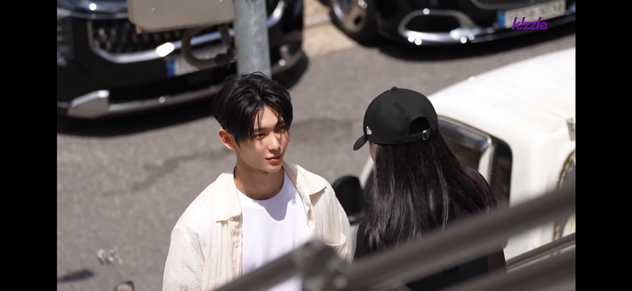 길을 막는 잘생긴 남자.jpg