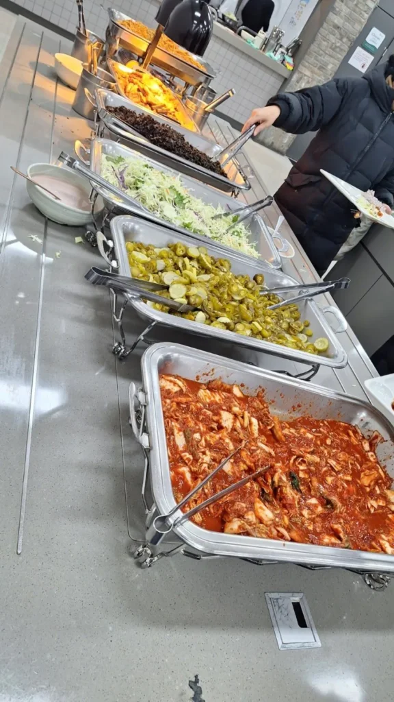 요즘 시대에 이게 말이 되나 싶은 5,500원 한식뷔페.jpg