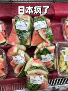 일본에서 팔고 있는 수박 조각