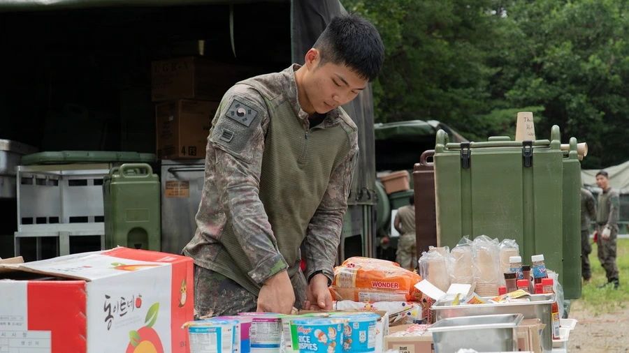 미군과 한국군, 야전 급식 훈련서 밥 나누는 모습.jpg