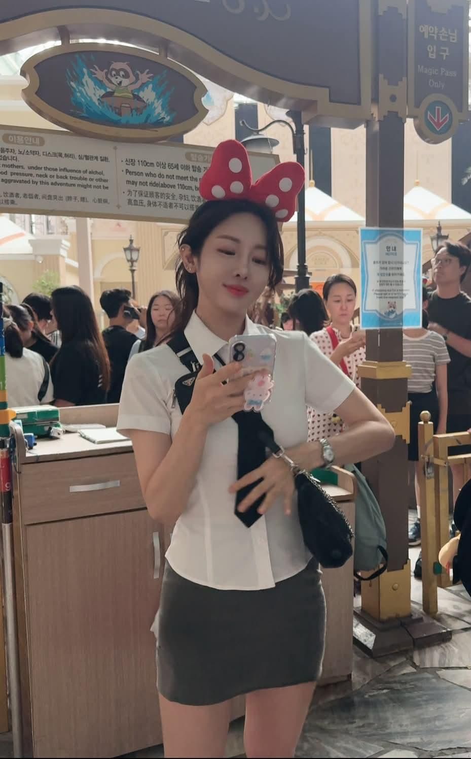롯데월드 교복, 30대 누나에게도 잘 어울리네.jpg