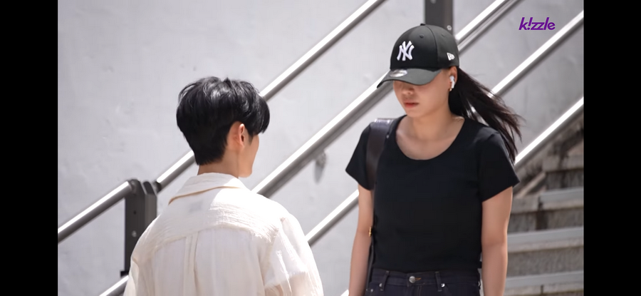 길을 막는 잘생긴 남자.jpg